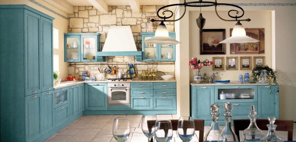 O uso de tons azul esverdeado no design da cozinha