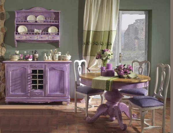 Virtuvės dekoravimas purpuriniais tonais