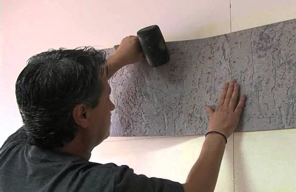 Montaż pokrywy korkowej na ścianie
