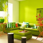 غرفة بألوان خضراء.