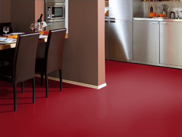 Vyno spalvos grindys virtuvėje-gyvenamajame kambaryje