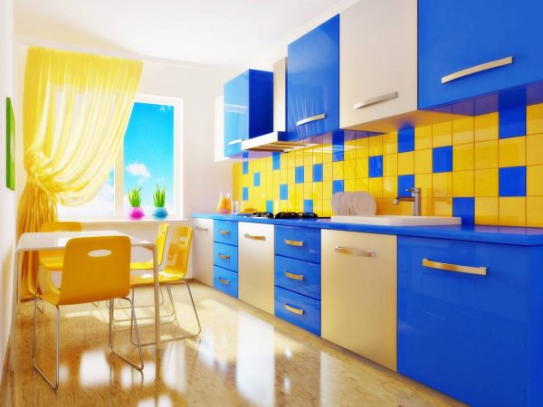 Mėlynos ir geltonos spalvos virtuvė