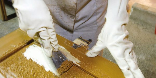 Removedor de tinta para superfícies de madeira