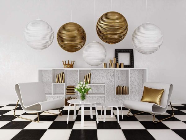 Gull i et minimalistisk interiør