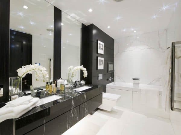 Vonios kambarys su juodos ir baltos spalvos deriniu