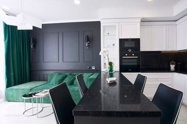 Kuchyňské studio v černé a bílé a zelené.