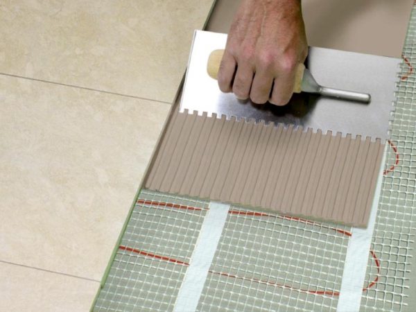 Pro instalaci teplé podlahy jsou zapotřebí speciální tepelně odolné směsi