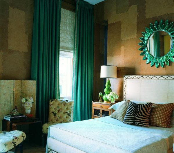 Smaragdové závesy v interiéri spálne