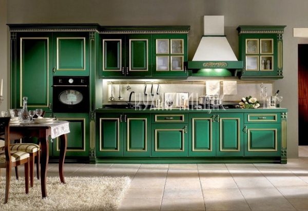 Smaragdo spalvos virtuvės fasadas