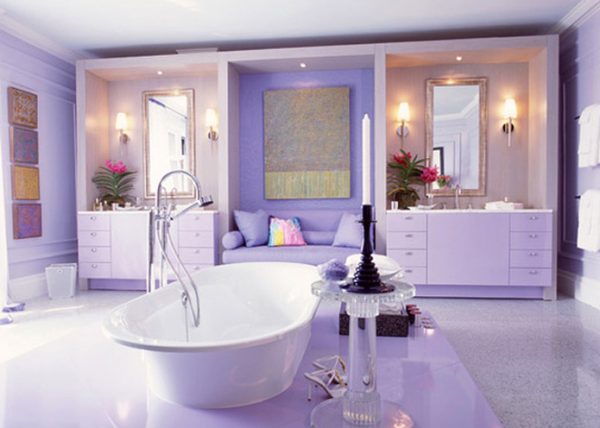 Lavendelfarge på interiøret på badet