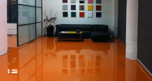 Tūrinis grindų oranžinis atspalvis