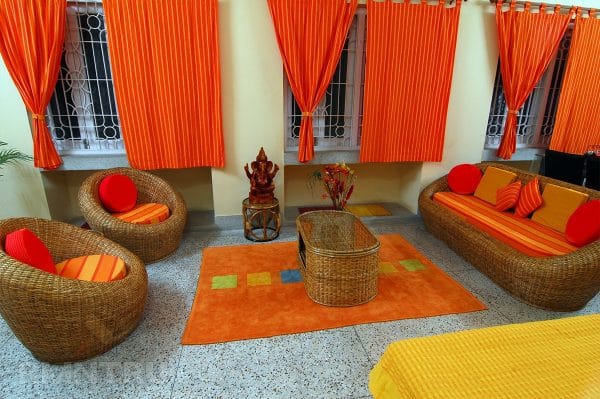 Oranžové steny a koberec