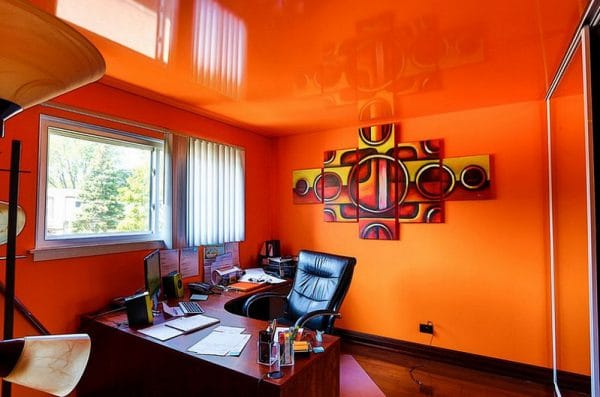 الجدران البرتقالية والسقف في المكتب