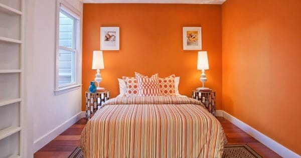Oranžinės sienos miegamajame