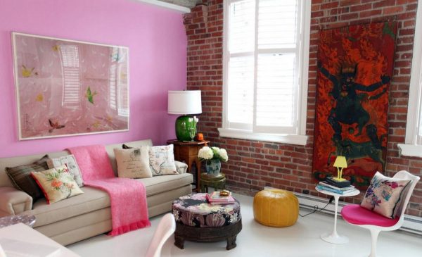 Rožinė siena kambaryje