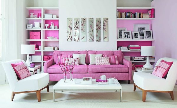 Ružová pohovka v interiéri obývacej izby
