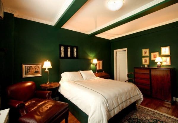 Спалня в тъмно зелено