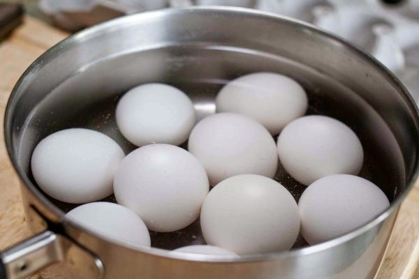 For fargelegging er det bedre å bruke egg med et hvitt skall