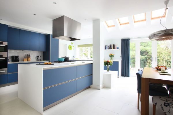 Hvitt og blått kjøkken