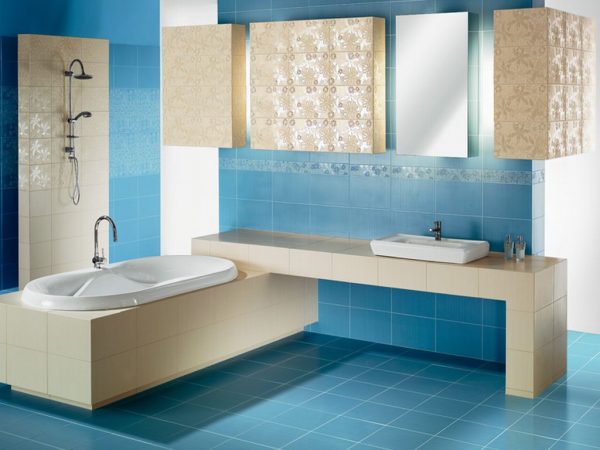 Carrelage de salle de bain beige et bleu