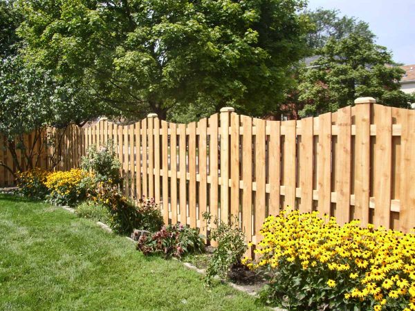 Ozdobný drevený plot