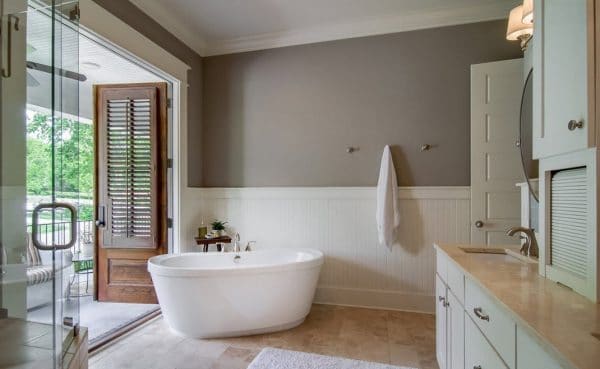 Design de salle de bain en gris, blanc et beige