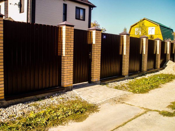 Une clôture marron est recommandée du côté est.