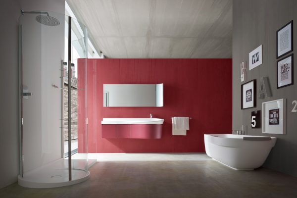 Raudonas modernaus stiliaus vonios kambarys