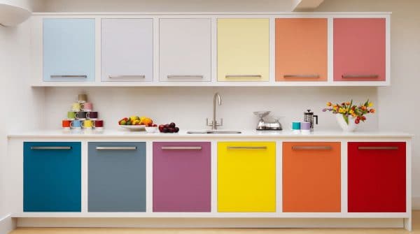 Virtuvė su spalvingais fasadais