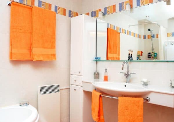 Oranžinis akcentas vonios kambaryje