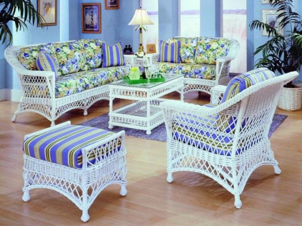 Плетени мебели в син интериор
