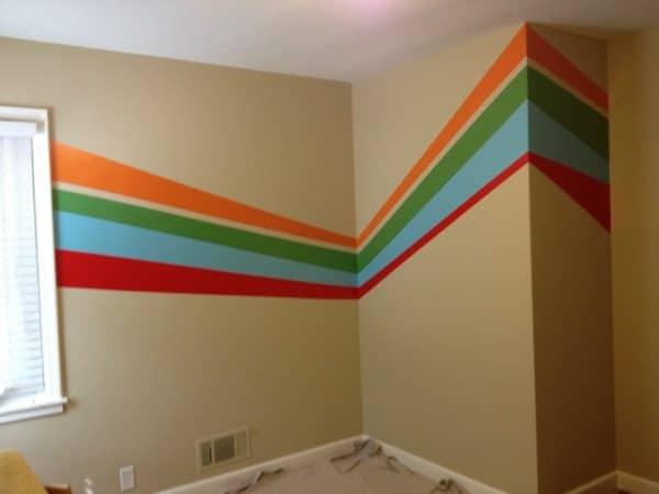 Decoração de parede com riscas coloridas