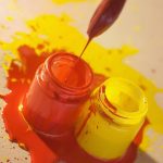 Mistura de tinta vermelha e amarela
