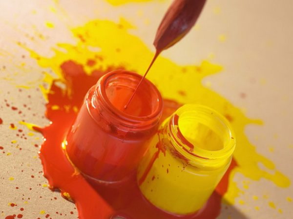 Mistura de tinta vermelha e amarela