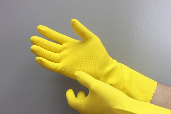 При работа с лепило се препоръчват ръкавици.