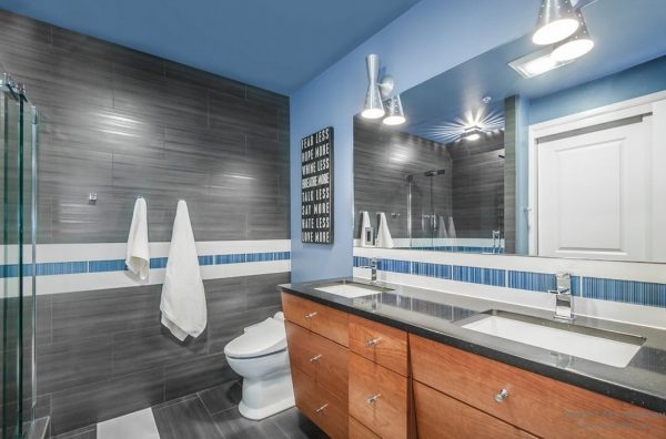 Pilkai mėlynas vonios kambarys