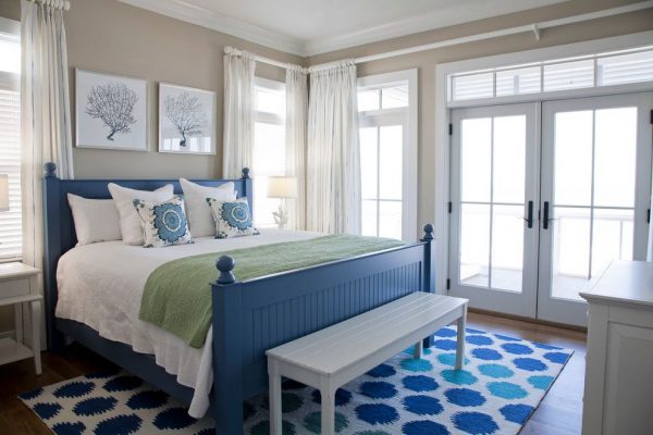 Спалня в сини и бежови цветове.