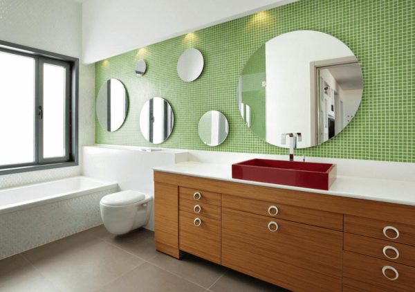 Žalia mozaika vonios kambaryje