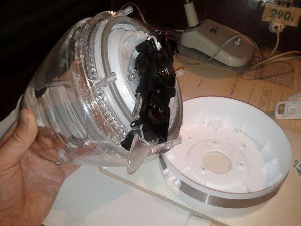Bruk tetningsmasse for å reparere en vannkoker