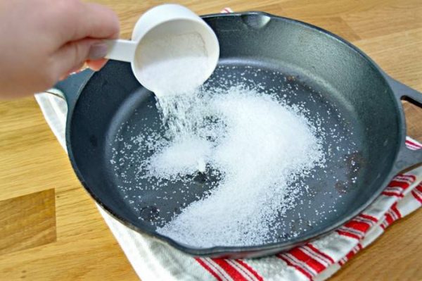 Nous nettoyons la casserole avec du sel