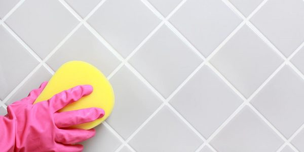 Limpeza de azulejos no banheiro
