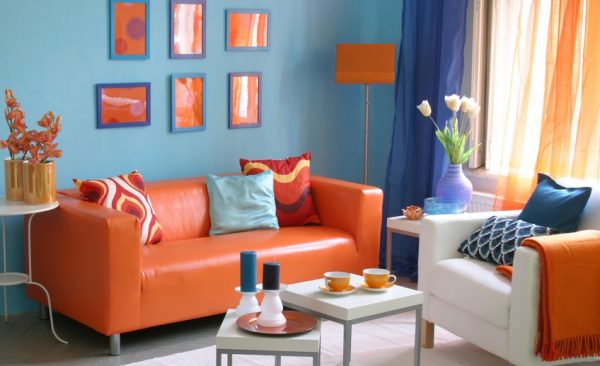 Modrá a oranžová v interiéru