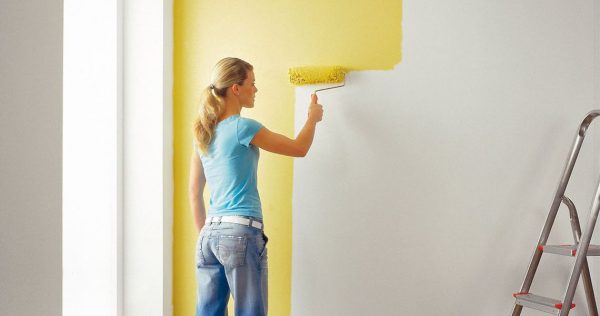 Не се препоръчва боядисването на стените на ярка слънчева светлина.