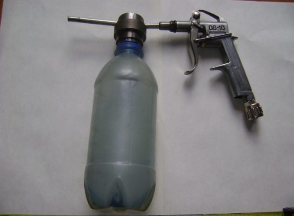 O dispositivo com um tanque fora da garrafa