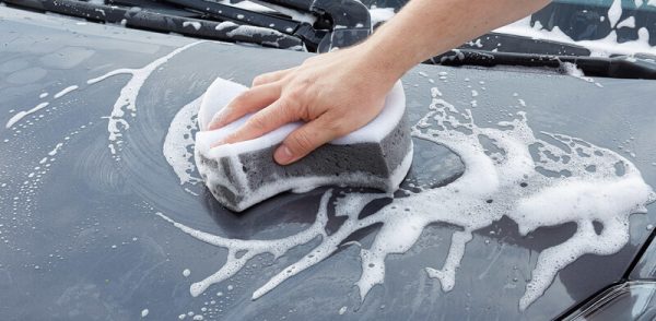 Para limpar o carro, use esponjas e xampus especiais
