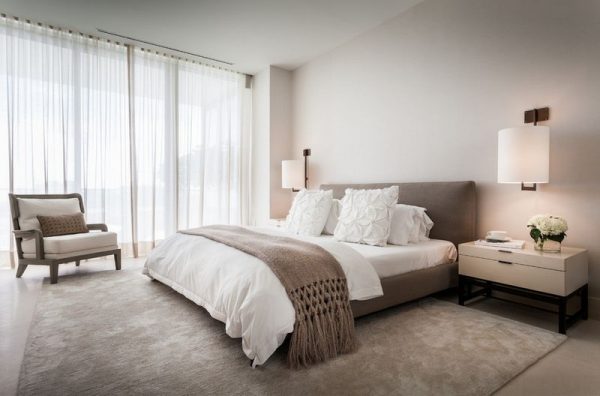 Интериорен дизайн на бяла спалня за стена в ярки цветове