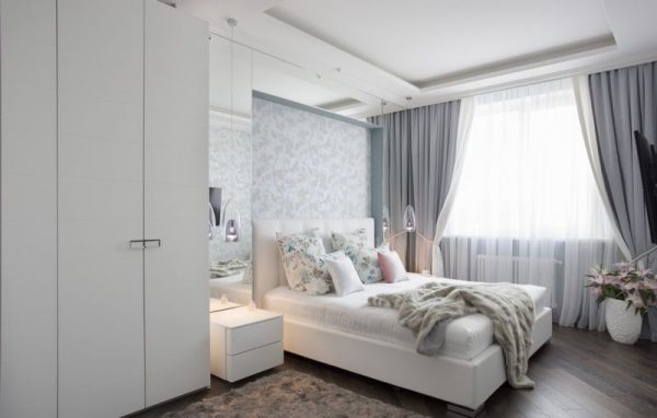 Интериорът на спалнята в сребърни светли цветове