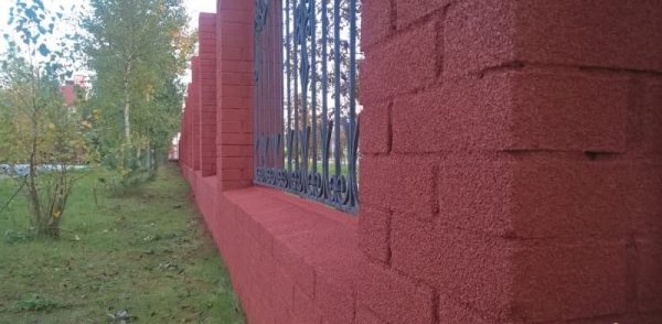 Décoration de façade avec pulvérisation de liège