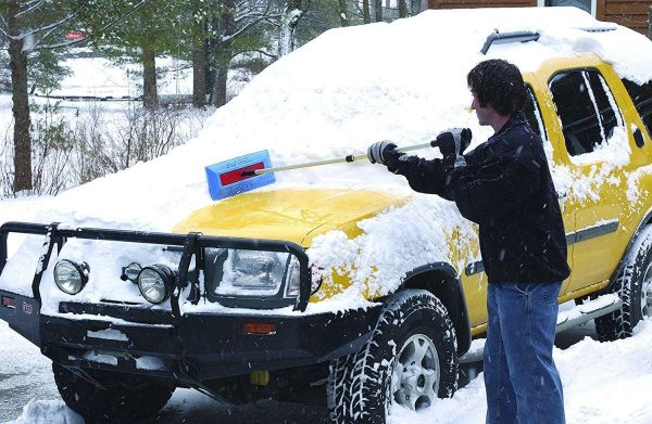 Danos na pintura do carro ao limpar gelo e neve