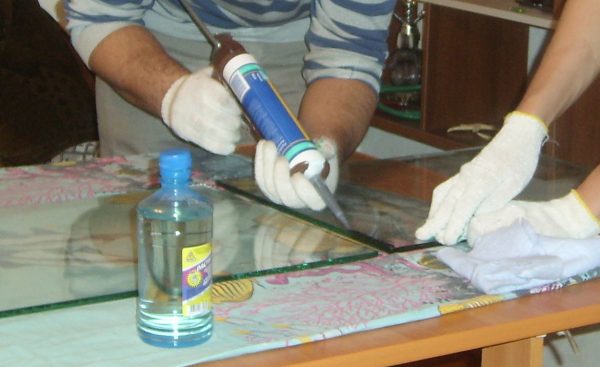 Usando selante de vidro